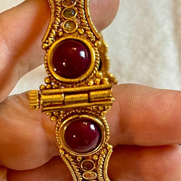 Indian gold-toned hinged bangle with crystals and green/red stones, screw close - Picture 9 of 13